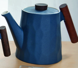 Zeige Details für Teekanne Blu Wabenmuster Porzellan mit Holzgriff Bild von Teekanne Blu Wabenmuster Porzellan mit Holzgriff
